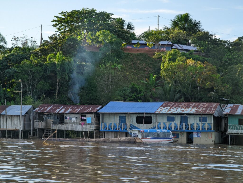 Village San Jorge sur les rives du fleuve Amazone