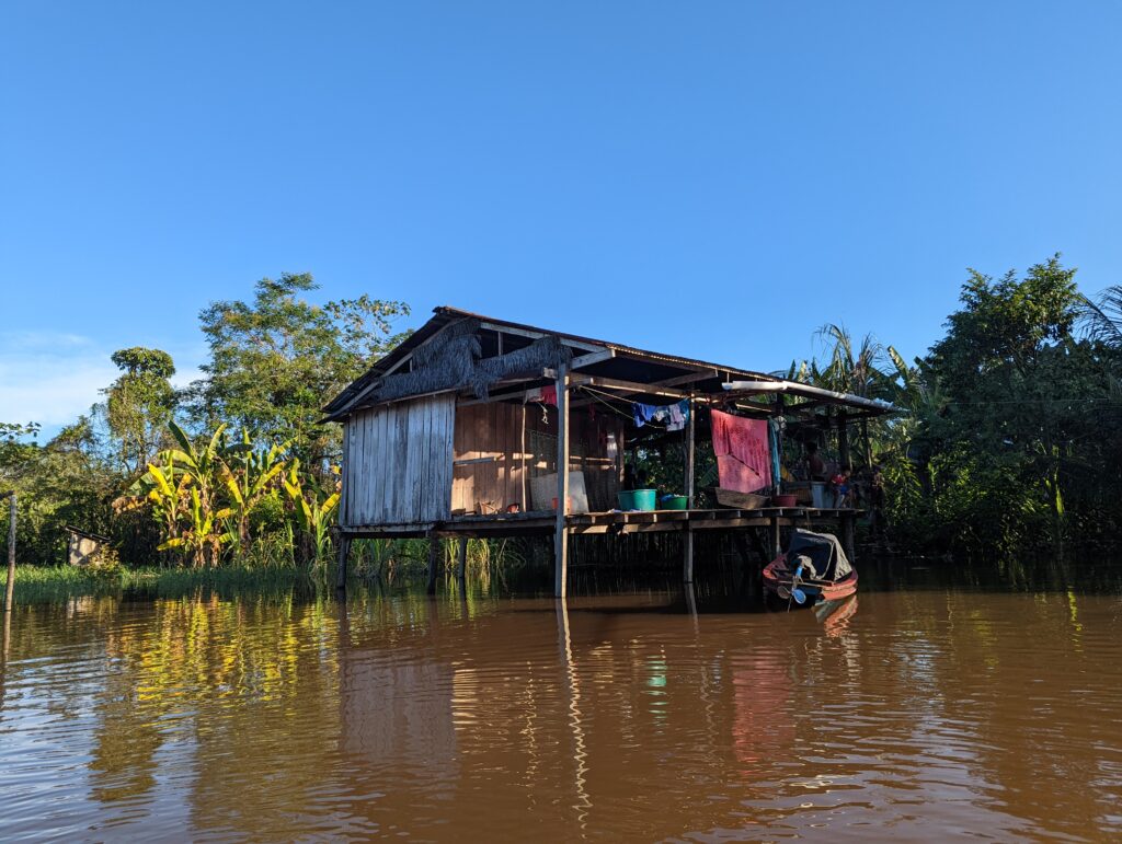 Visite en pirogue de communautés amazonienne